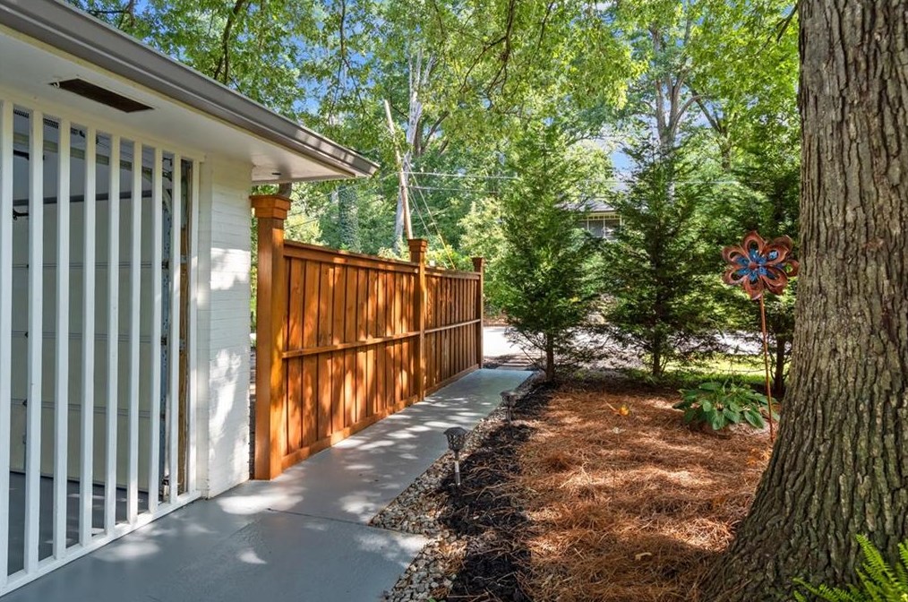 2069 Wilandrew Dr, Decatur GA  30033-0019 exterior