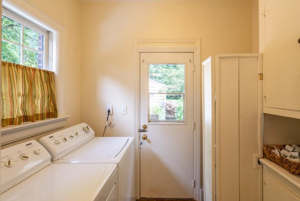 216 Shadowmoor Dr, Decatur GA  30030-3849 exterior