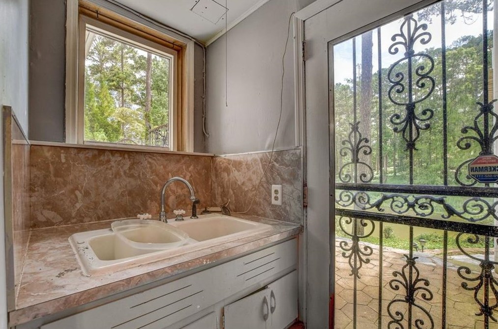1530 Niskey Lake Trl, Atlanta GA  30331-6318 exterior