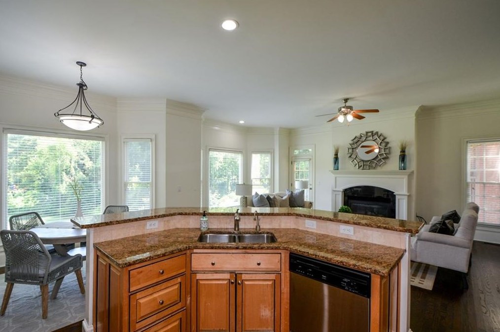 1131 Park Overlook Dr, Atlanta GA  30324-5683 exterior