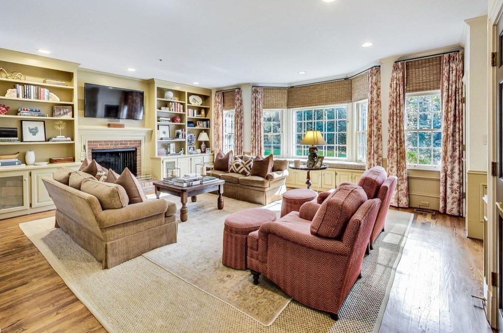 1302 Wesley Pl, Atlanta GA  30327-1712 exterior