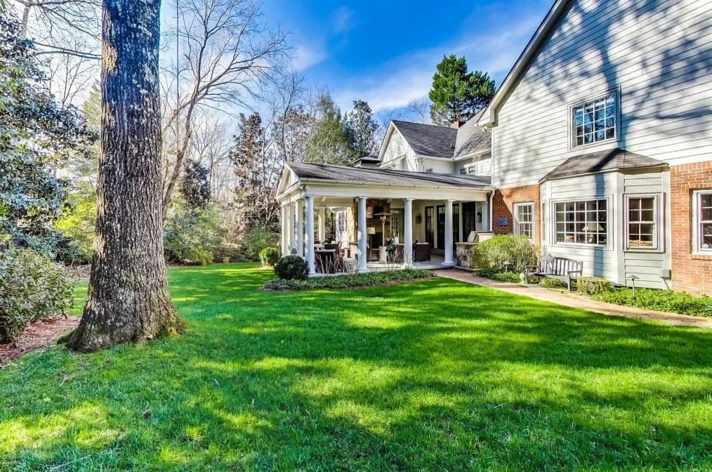1302 Wesley Pl, Atlanta GA  30327-1712 exterior