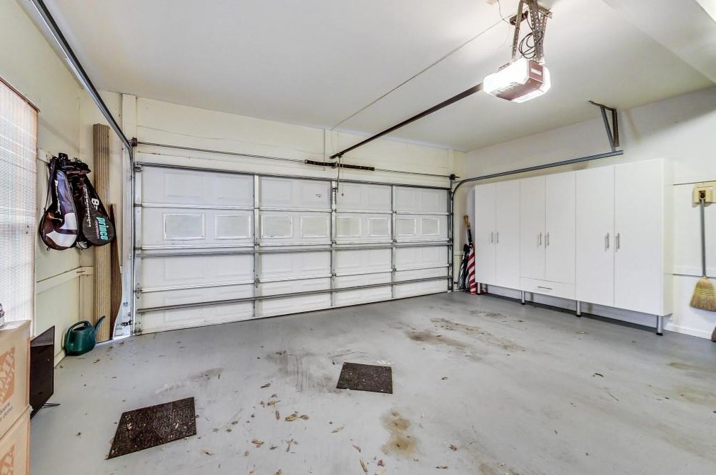 1302 Wesley Pl, Atlanta GA  30327-1712 exterior