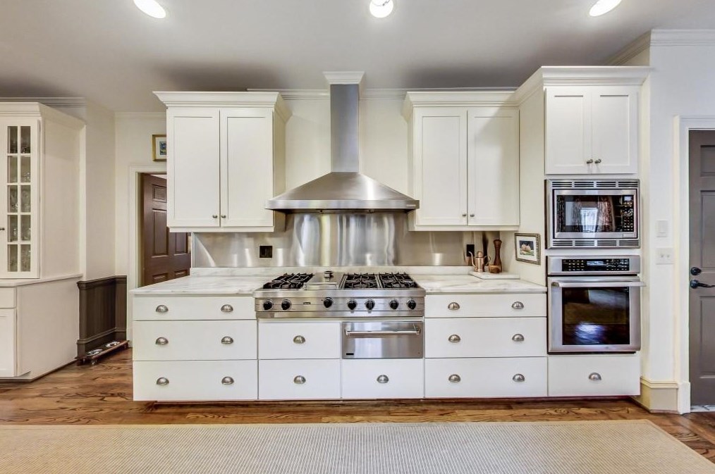 1302 Wesley Pl, Atlanta GA  30327-1712 exterior