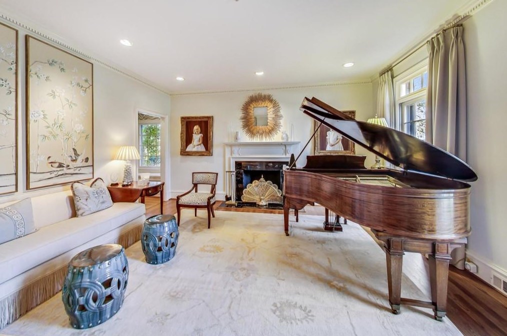 1302 Wesley Pl, Atlanta GA  30327-1712 exterior