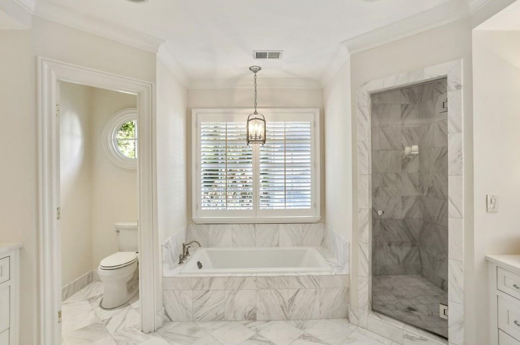 2585 Woodward Way, Atlanta GA  30305-3563 exterior