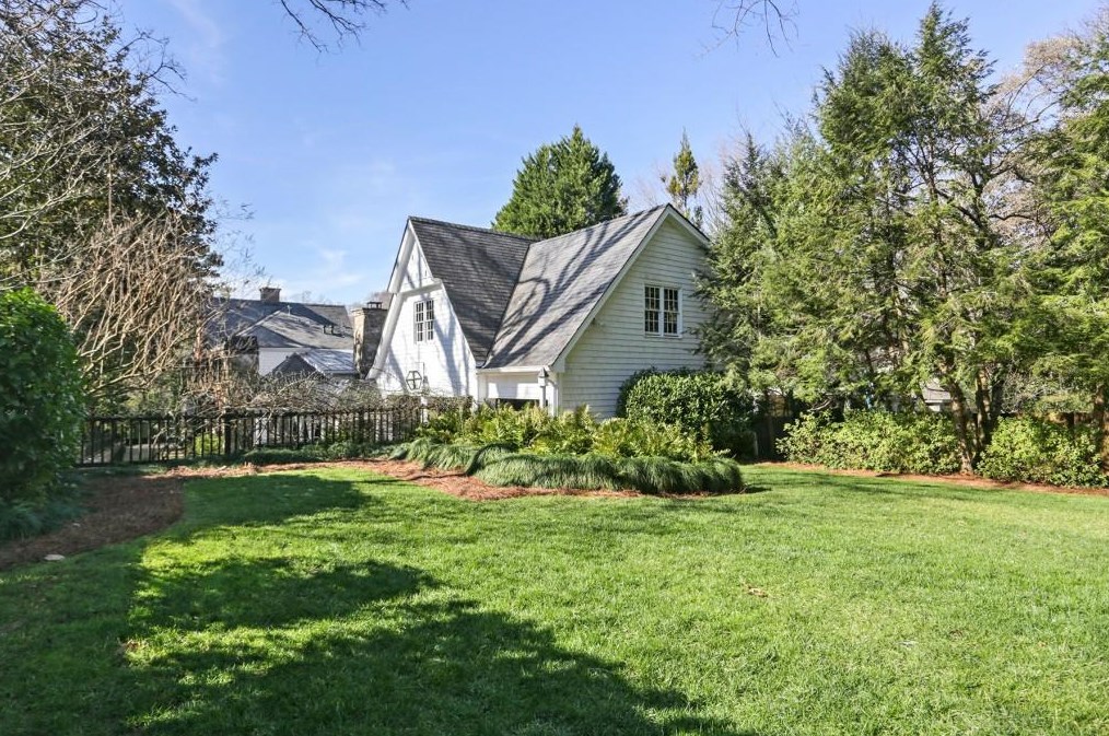 2585 Woodward Way, Atlanta GA  30305-3563 exterior