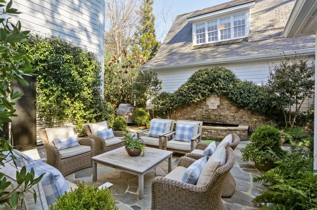 2585 Woodward Way, Atlanta GA  30305-3563 exterior