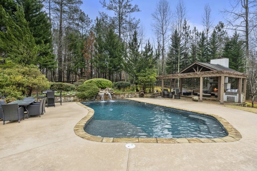 1325 Smt Rd, Alpharetta GA 30004-3528 exterior