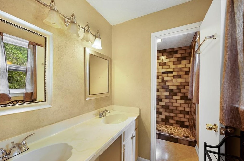 297 Scott Cir, Calhoun GA  30701-7939 exterior