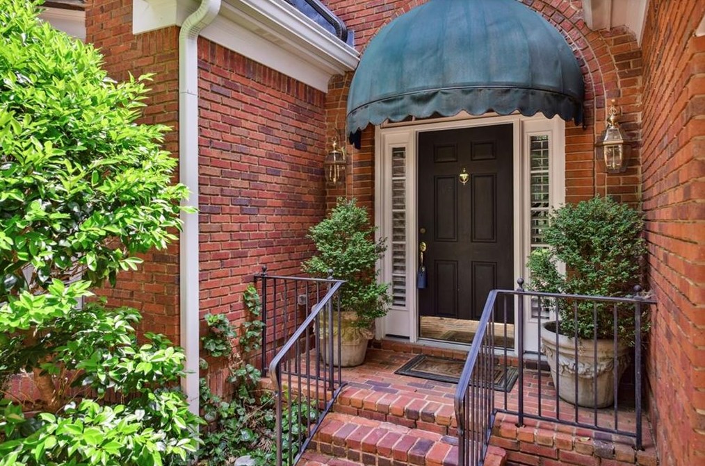 10 Westminster Close Dr, Atlanta GA  30327-1604 exterior