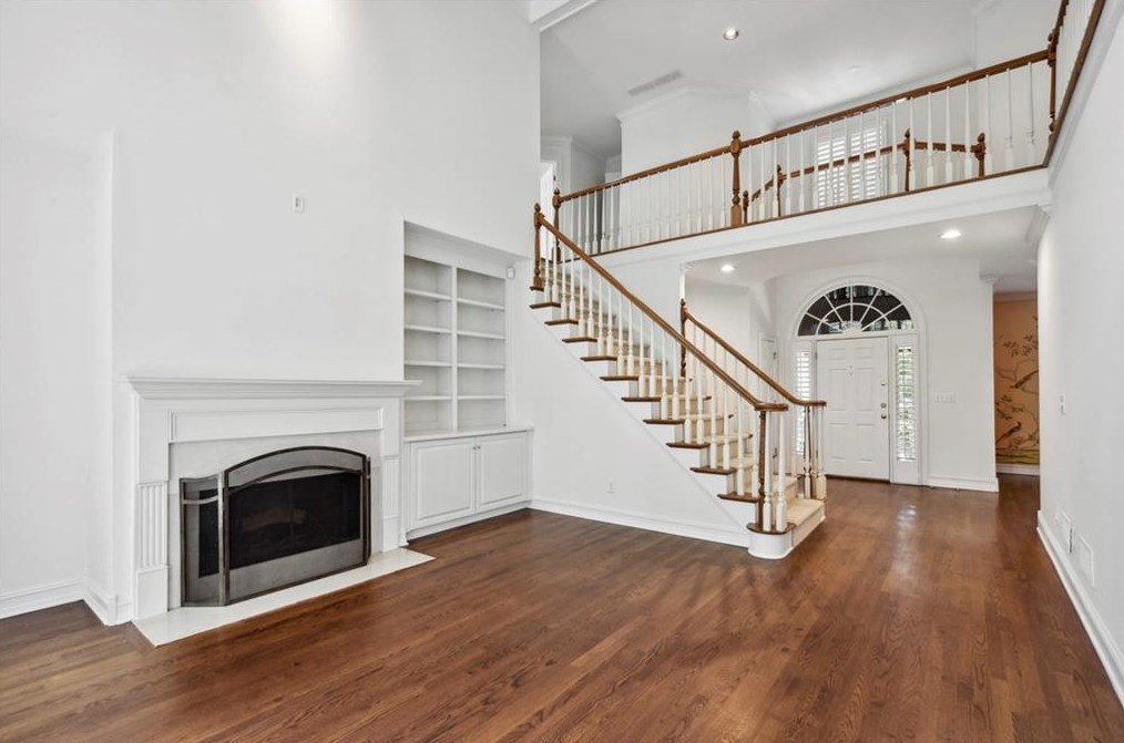 10 Westminster Close Dr, Atlanta GA  30327-1604 exterior