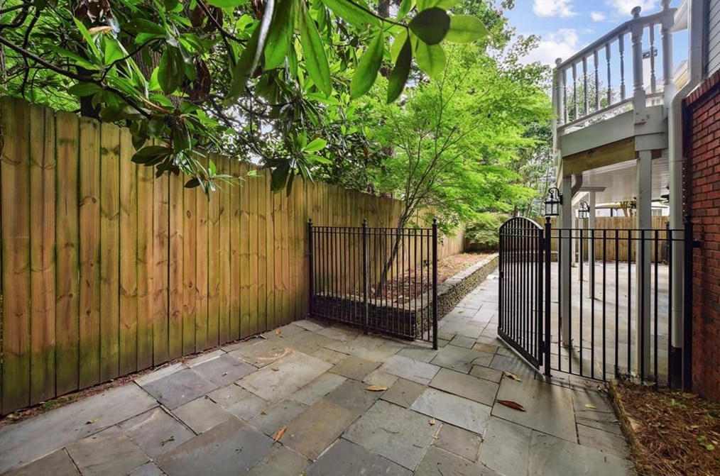 10 Westminster Close Dr, Atlanta GA  30327-1604 exterior