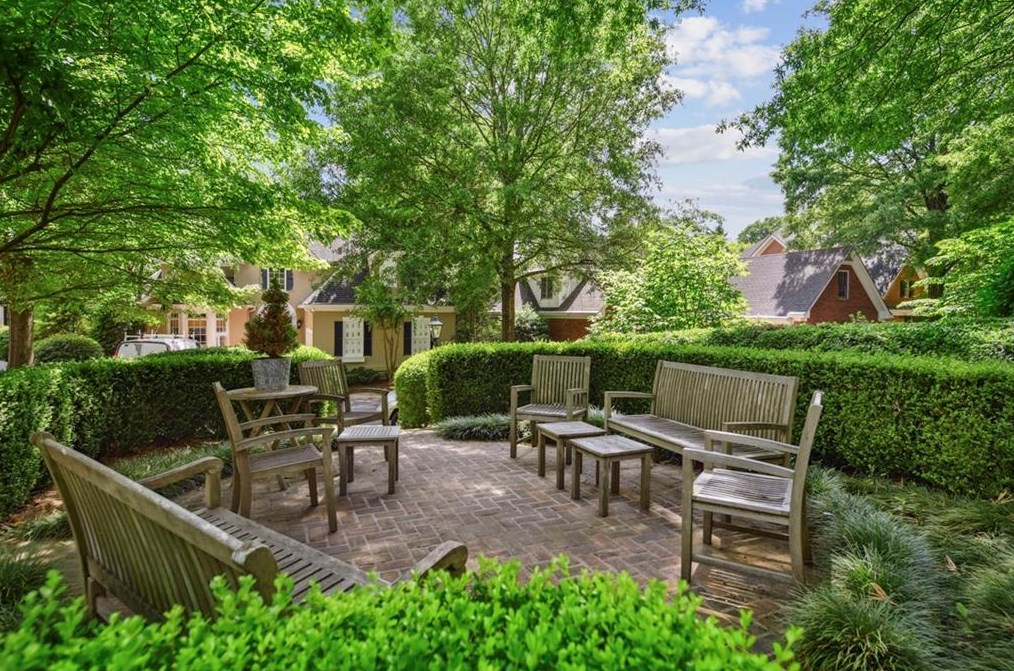 10 Westminster Close Dr, Atlanta GA  30327-1604 exterior