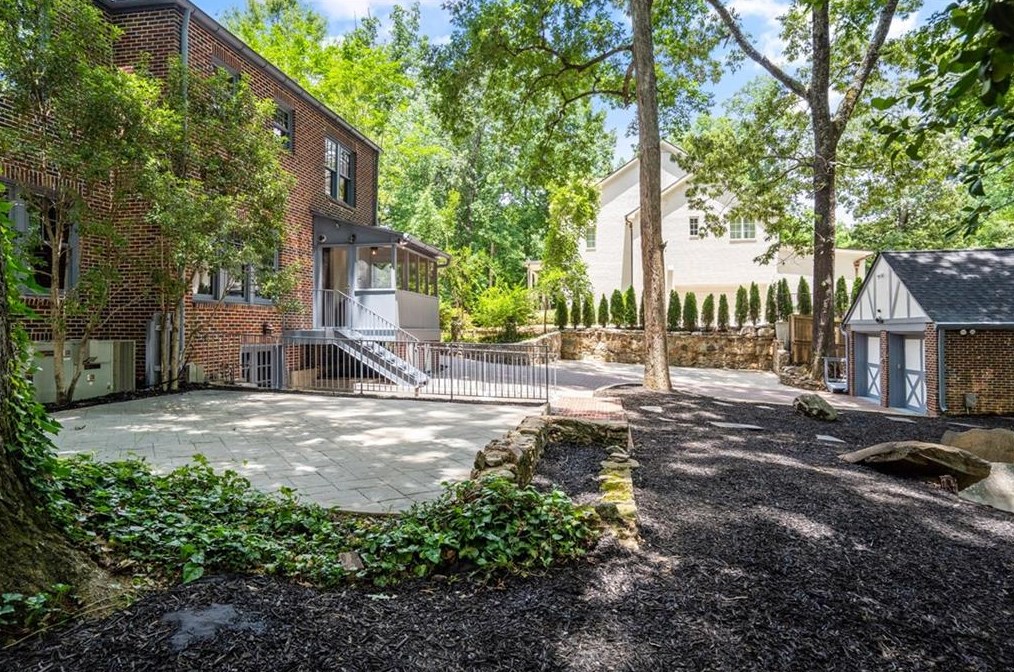 2665 Northside Dr, Atlanta GA  30305-3515 exterior