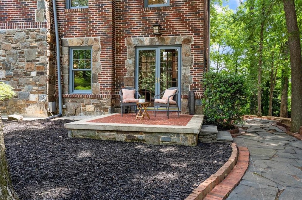 2665 Northside Dr, Atlanta GA  30305-3515 exterior