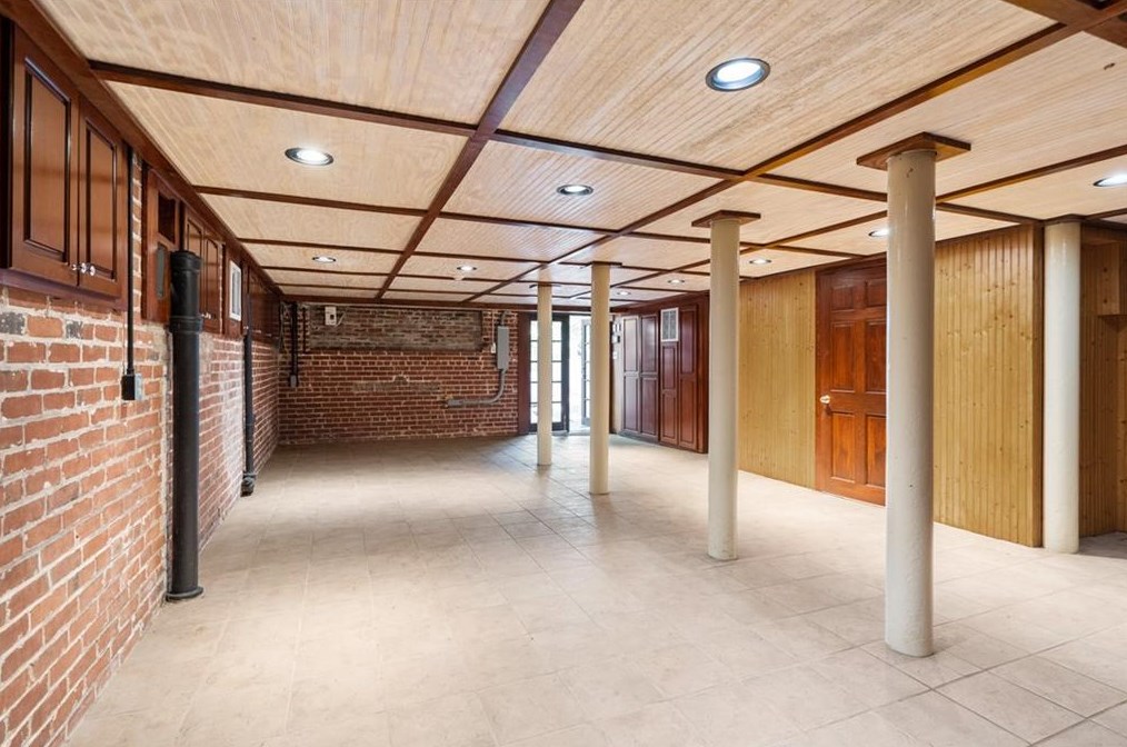 2665 Northside Dr, Atlanta GA  30305-3515 exterior