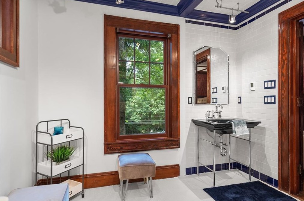 2665 Northside Dr, Atlanta GA  30305-3515 exterior