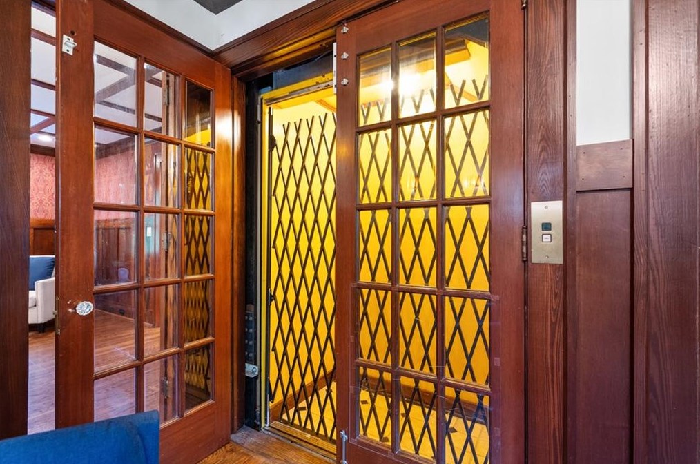 2665 Northside Dr, Atlanta GA  30305-3515 exterior