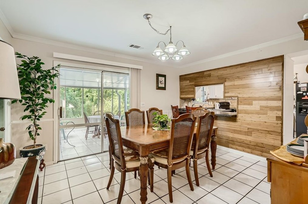 1653 Pne Gln Cir, Decatur GA 30035-1537 exterior