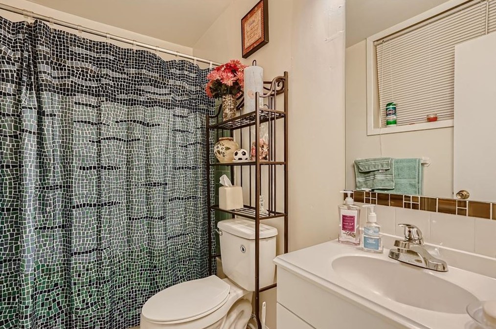 1653 Pne Gln Cir, Decatur GA 30035-1537 exterior