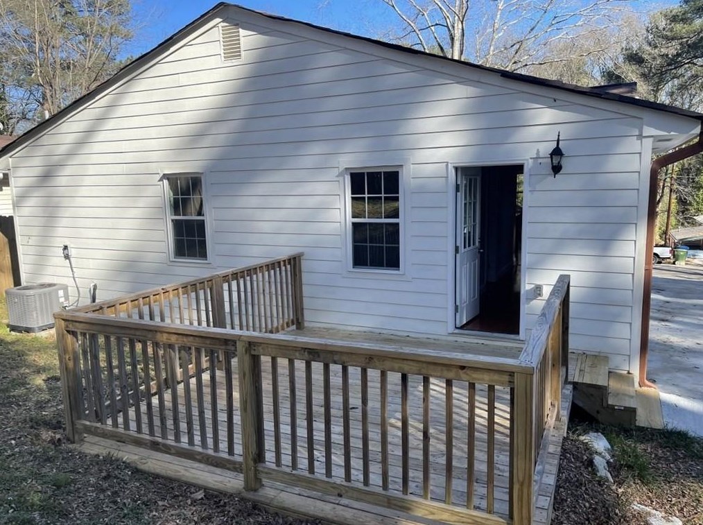 498 Woods Dr, Atlanta GA  30318-6156 exterior