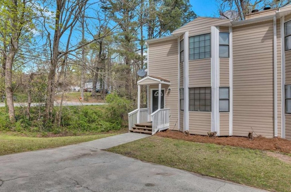 2099 Valley Oaks Dr, Smyrna GA  30080-1400 exterior