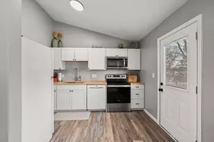 21051 Sunnyridge Dr, Lawrenceburg, IN 47025 - Photo 9