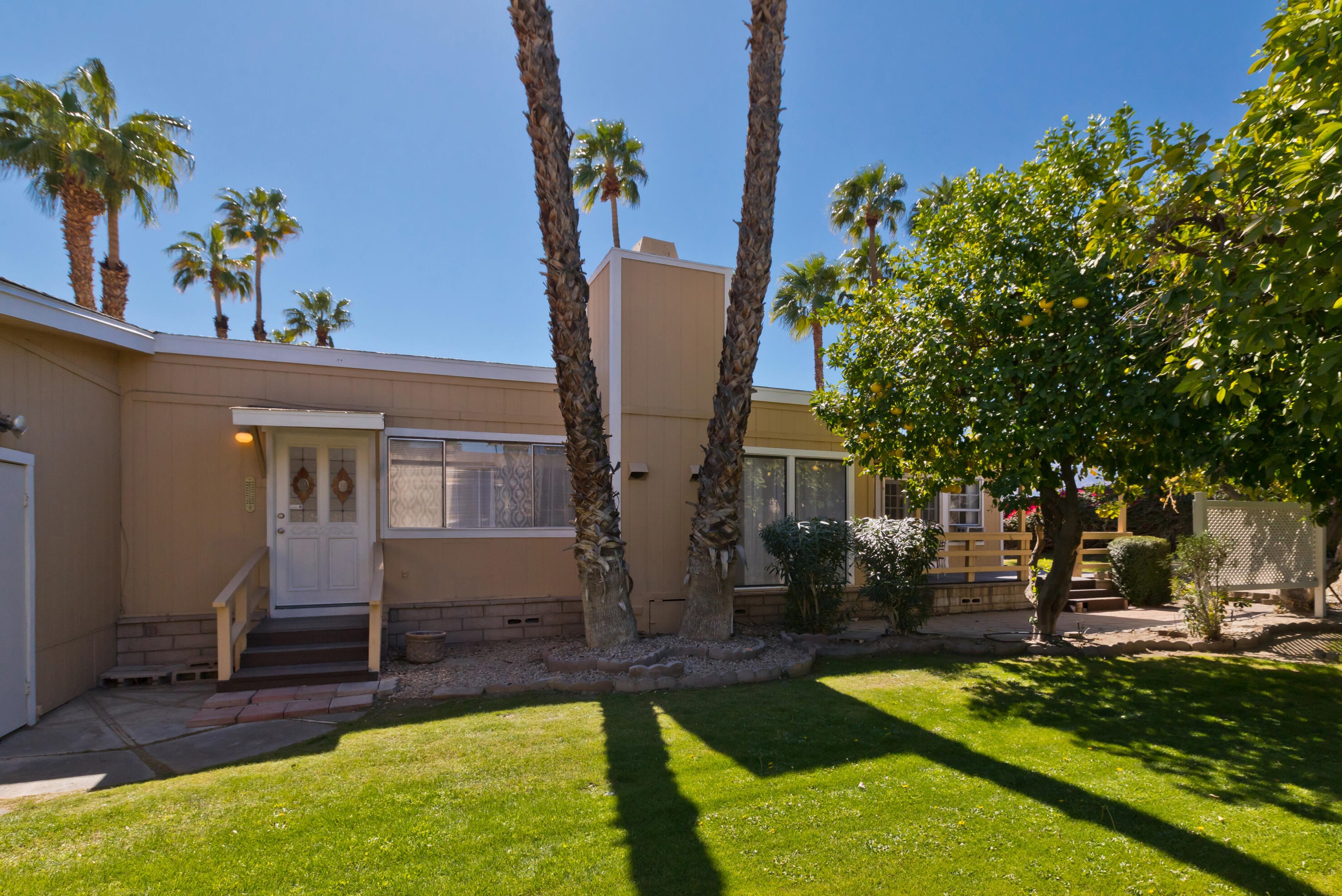 1076 Via Grande, Cathedral City CA  92234-4330 exterior