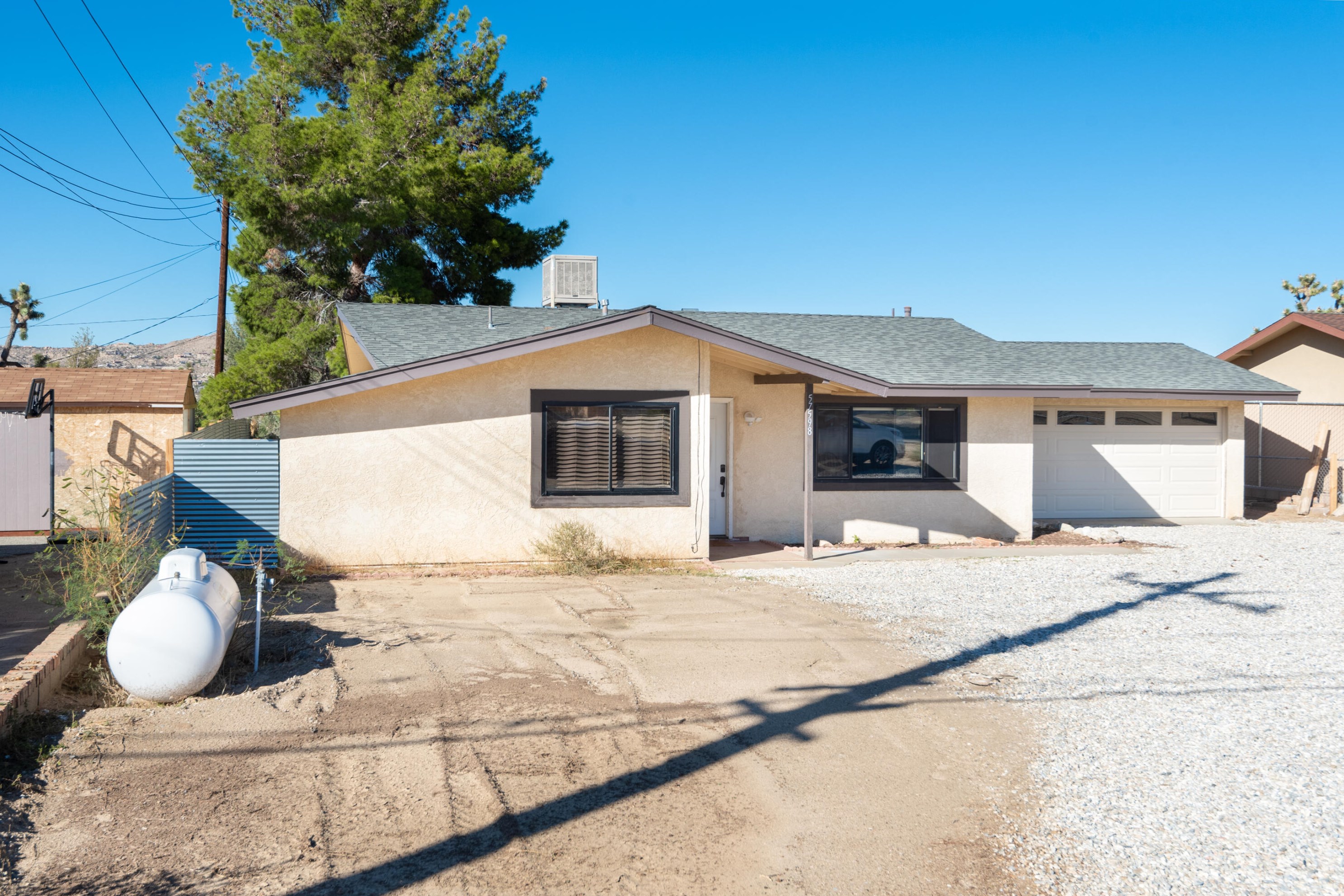 57598 Onaga Trl, Yucca Valley CA  92284-3930 exterior
