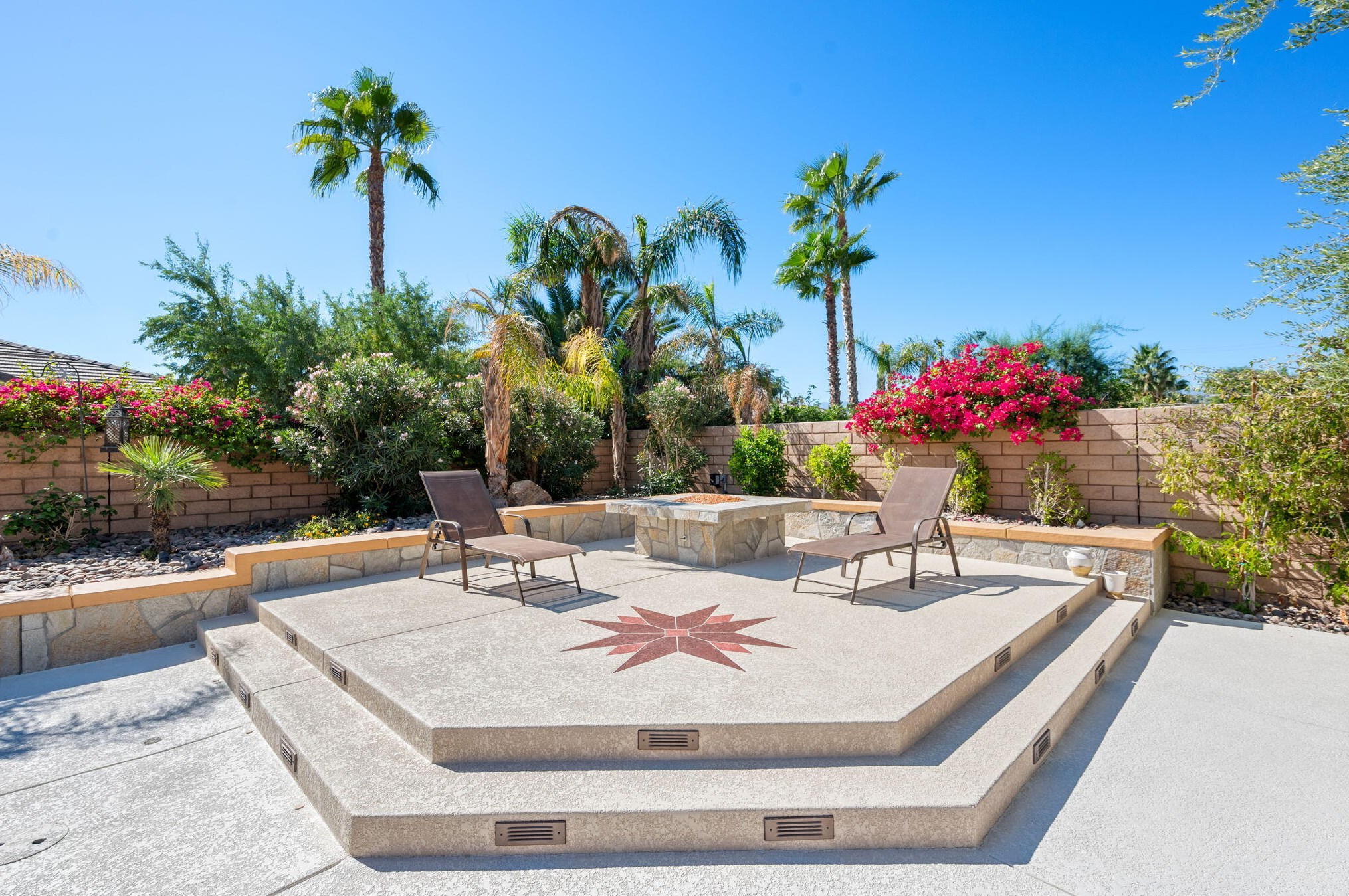 109 Brisa Dr, Palm Desert CA  92211-0779 exterior