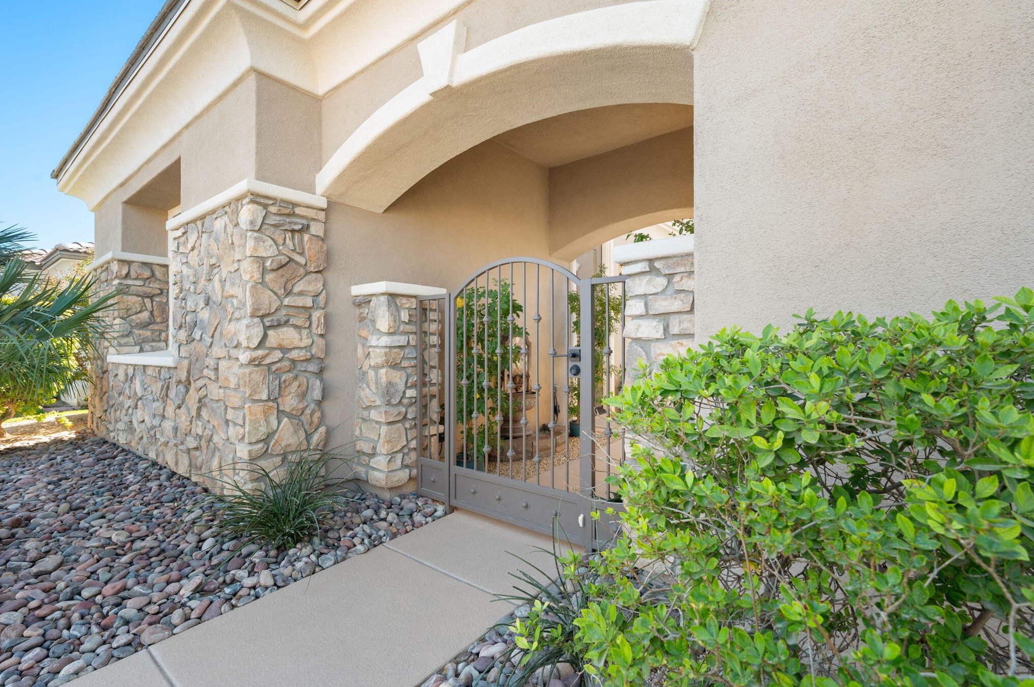 109 Brisa Dr, Palm Desert CA  92211-0779 exterior