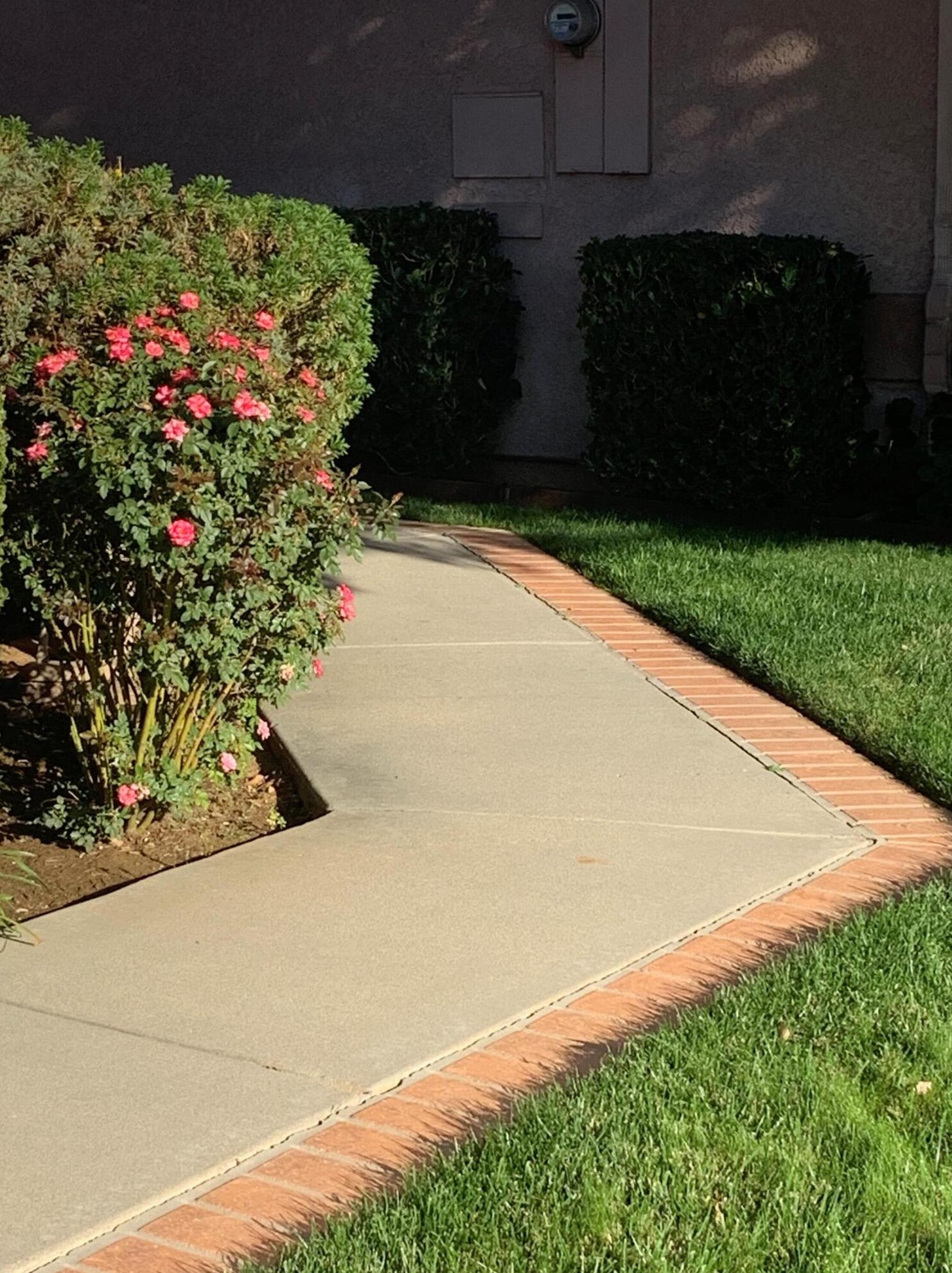 1308 Pleasant Valley Ave, Banning CA  92220-5431 exterior