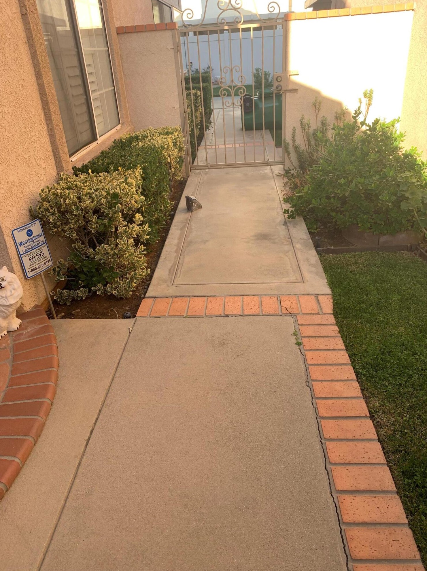 1308 Pleasant Valley Ave, Banning CA  92220-5431 exterior