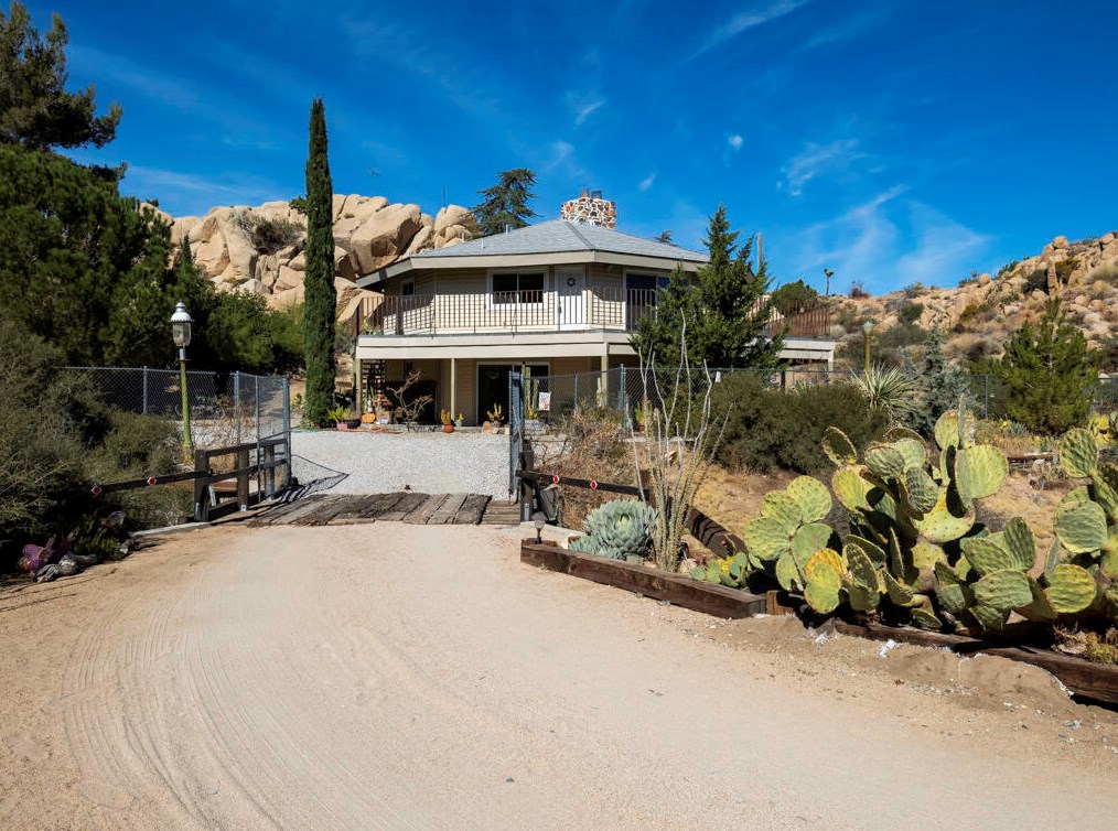 5230 Puente Ct, Yucca Valley CA  92284-2028 exterior
