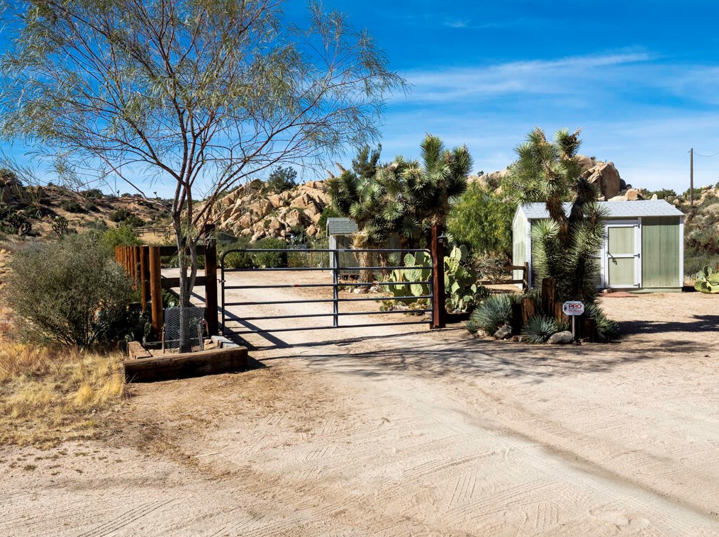 5230 Puente Ct, Yucca Valley CA  92284-2028 exterior