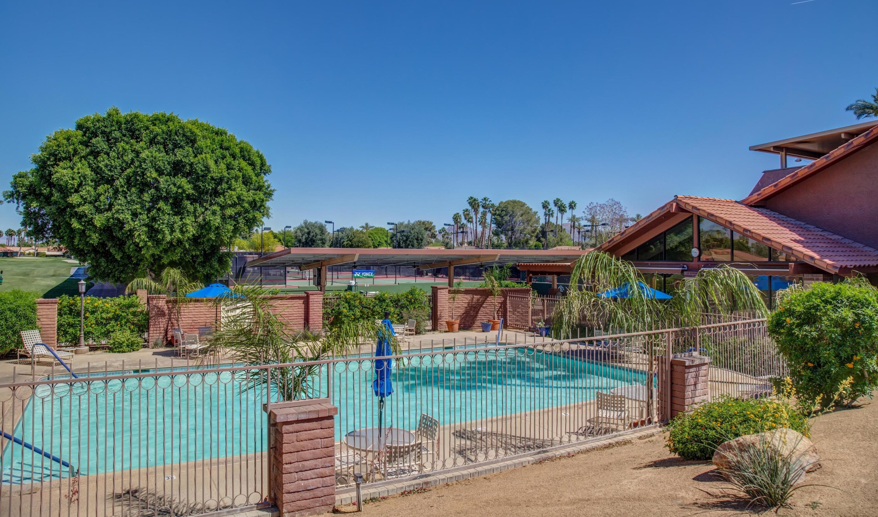 18 Sunrise Dr, Rancho Mirage CA  92270-3828 exterior