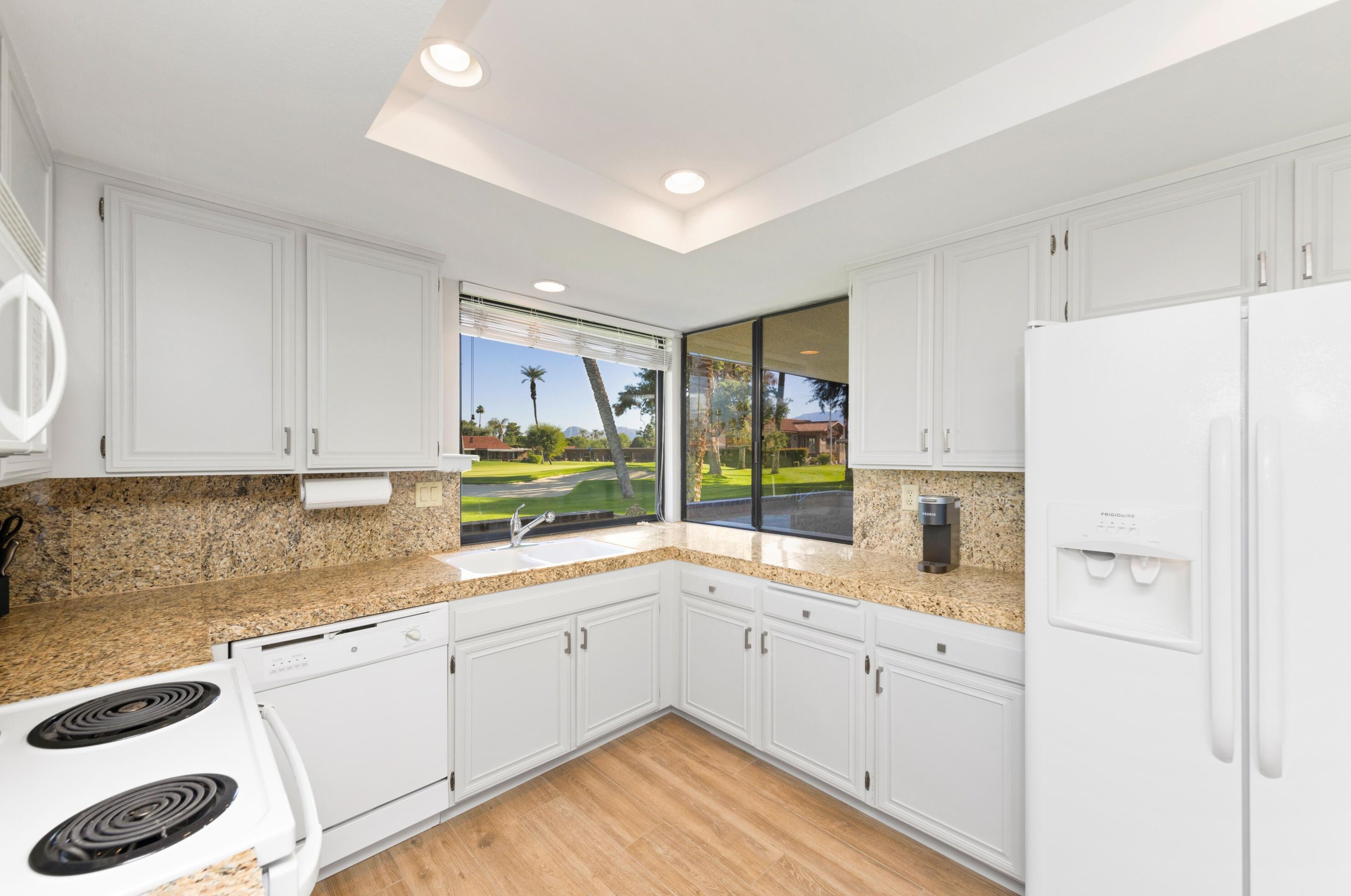 18 Sunrise Dr, Rancho Mirage CA  92270-3828 exterior