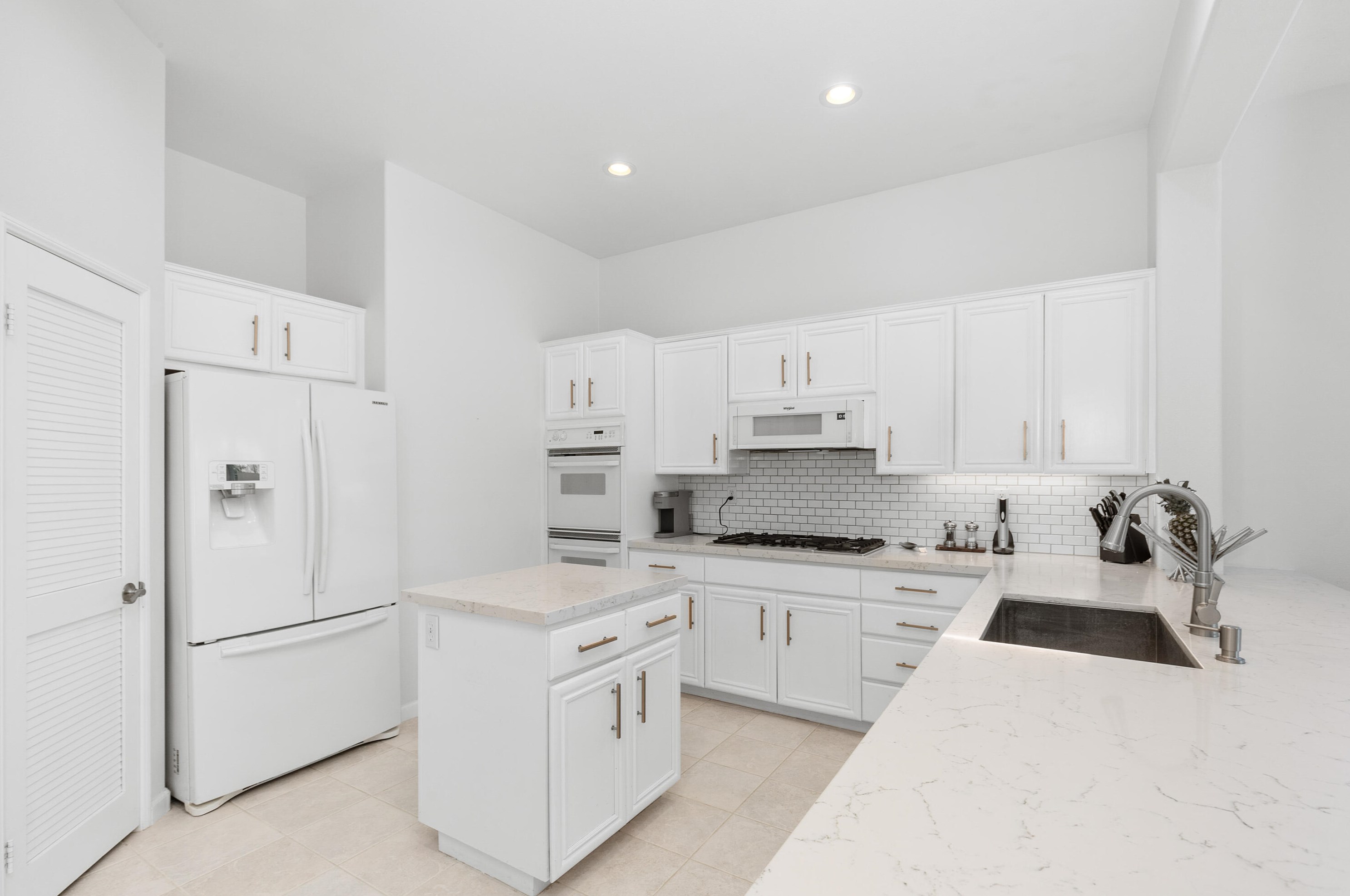 166 Kavenish Dr, Rancho Mirage CA  92270-3244 exterior