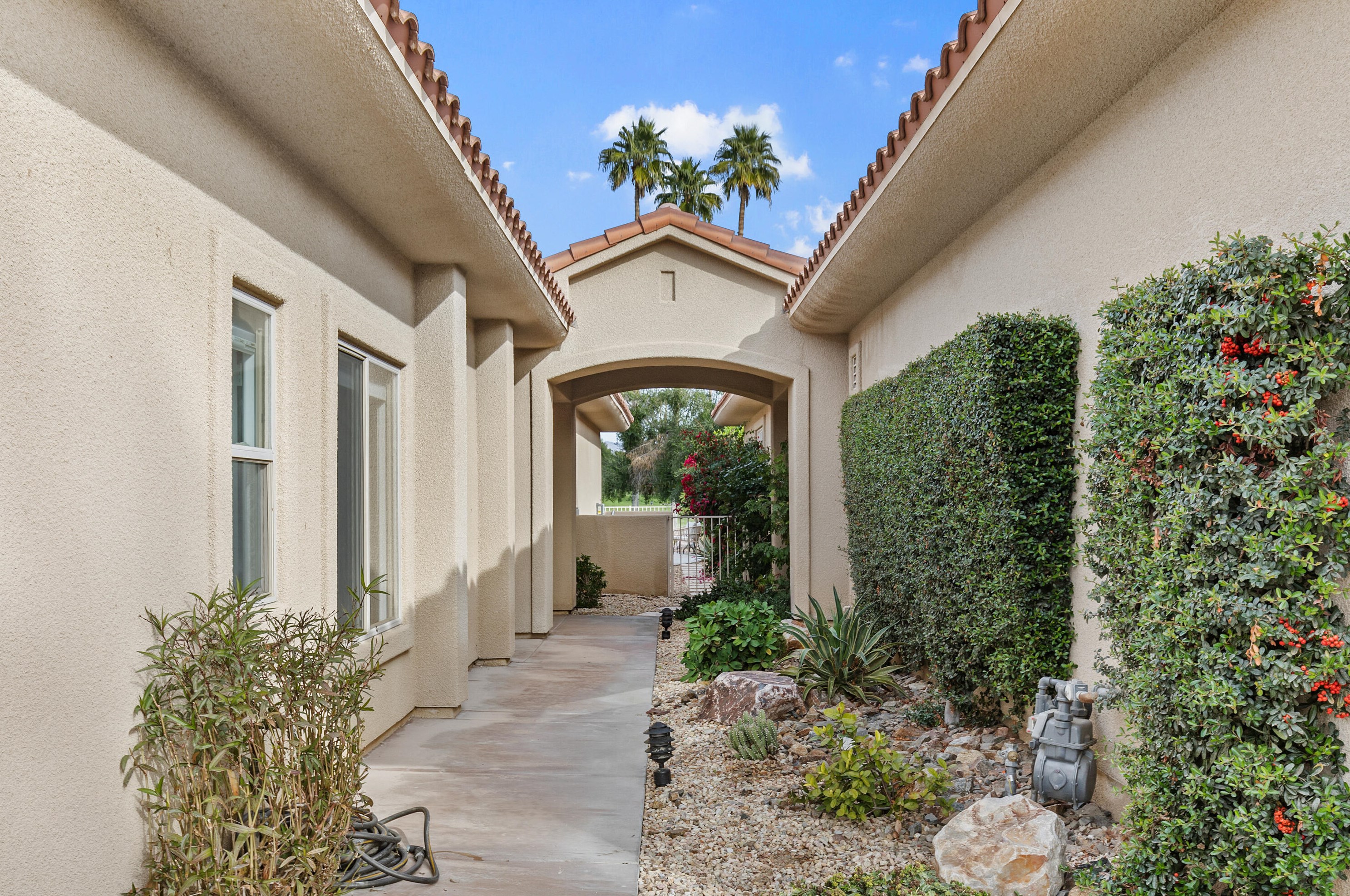 166 Kavenish Dr, Rancho Mirage CA  92270-3244 exterior