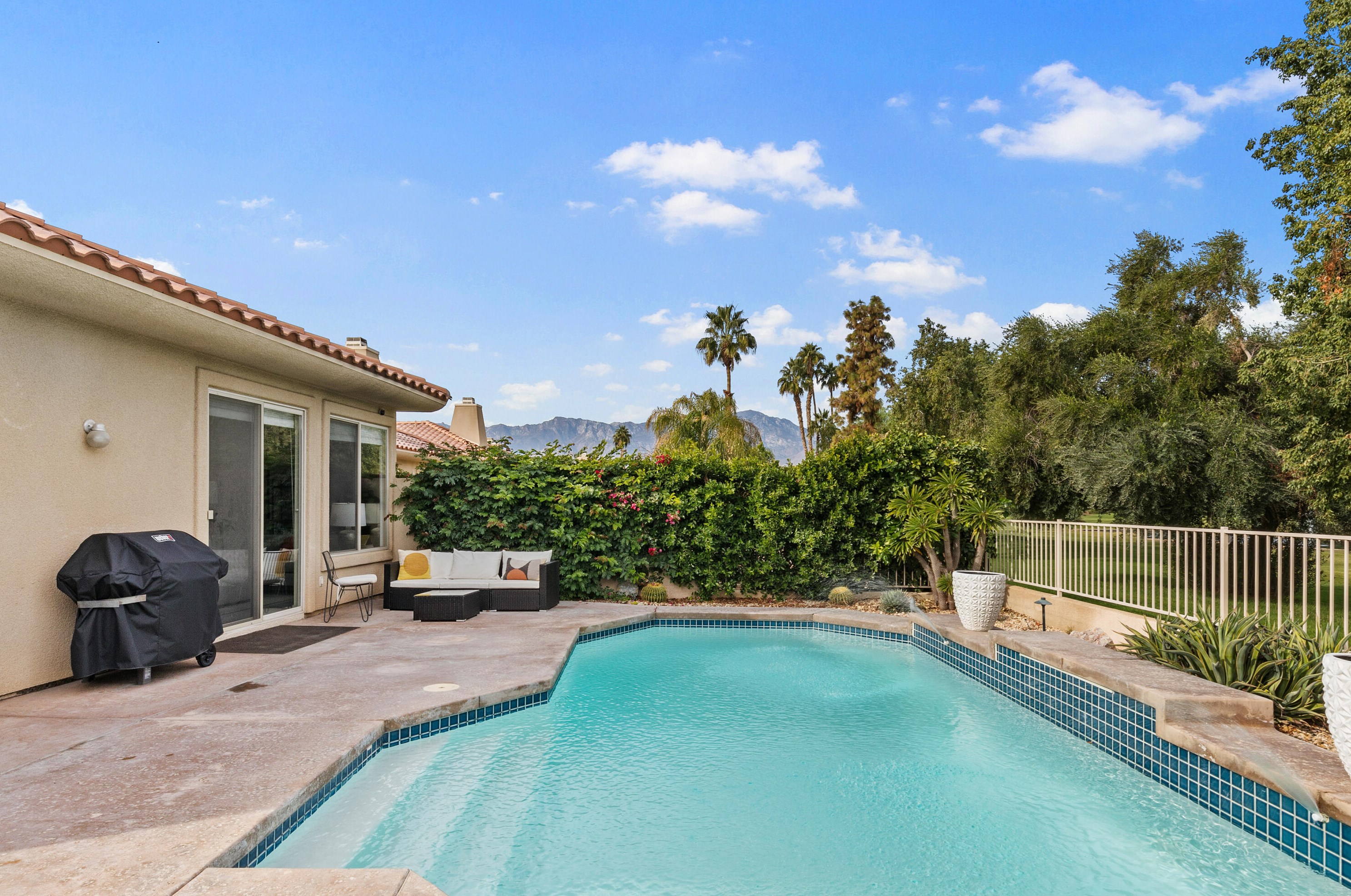 166 Kavenish Dr, Rancho Mirage CA  92270-3244 exterior
