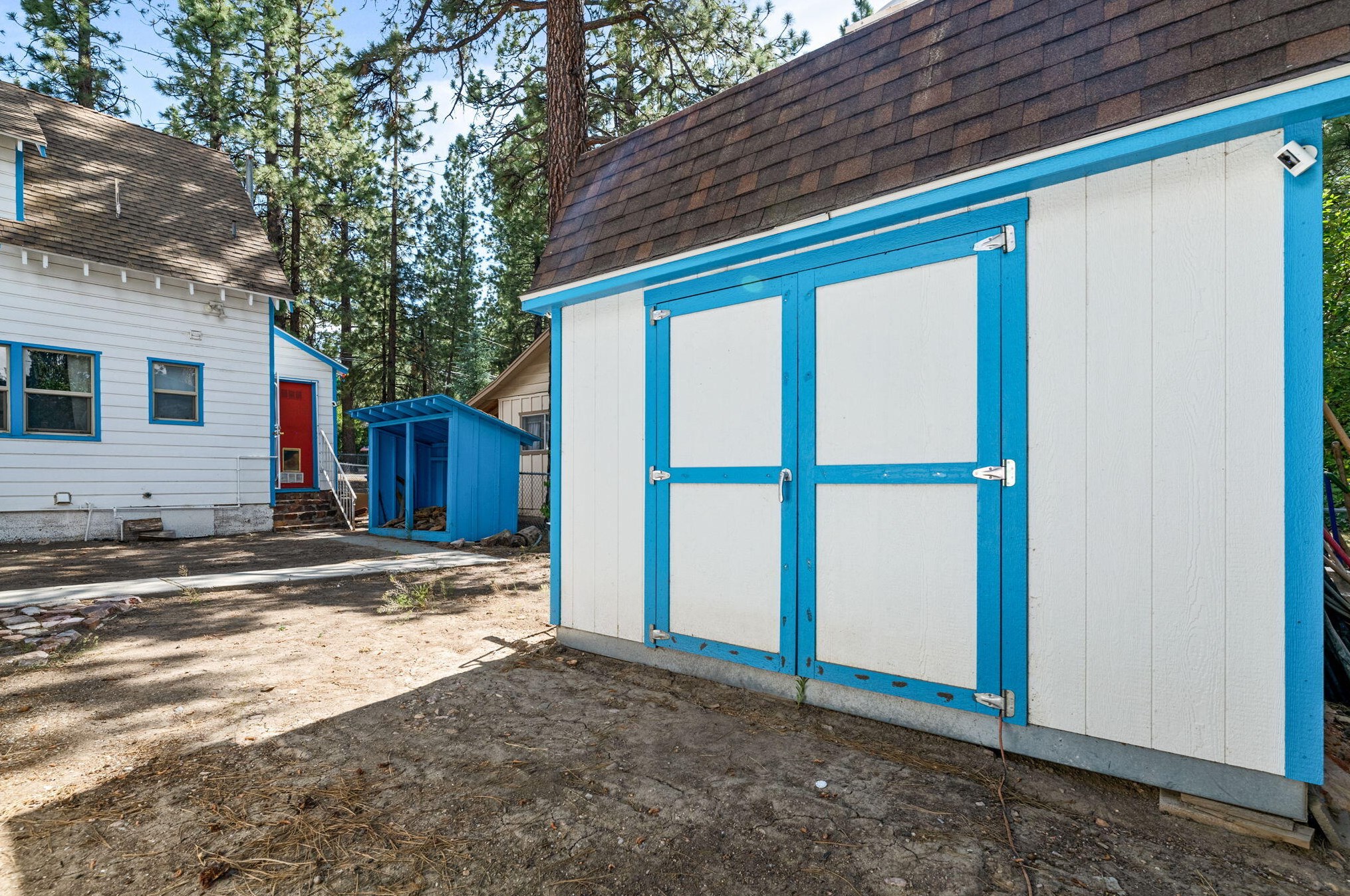 401 Sherwood Blvd, Big Bear City CA  92314-9659 exterior