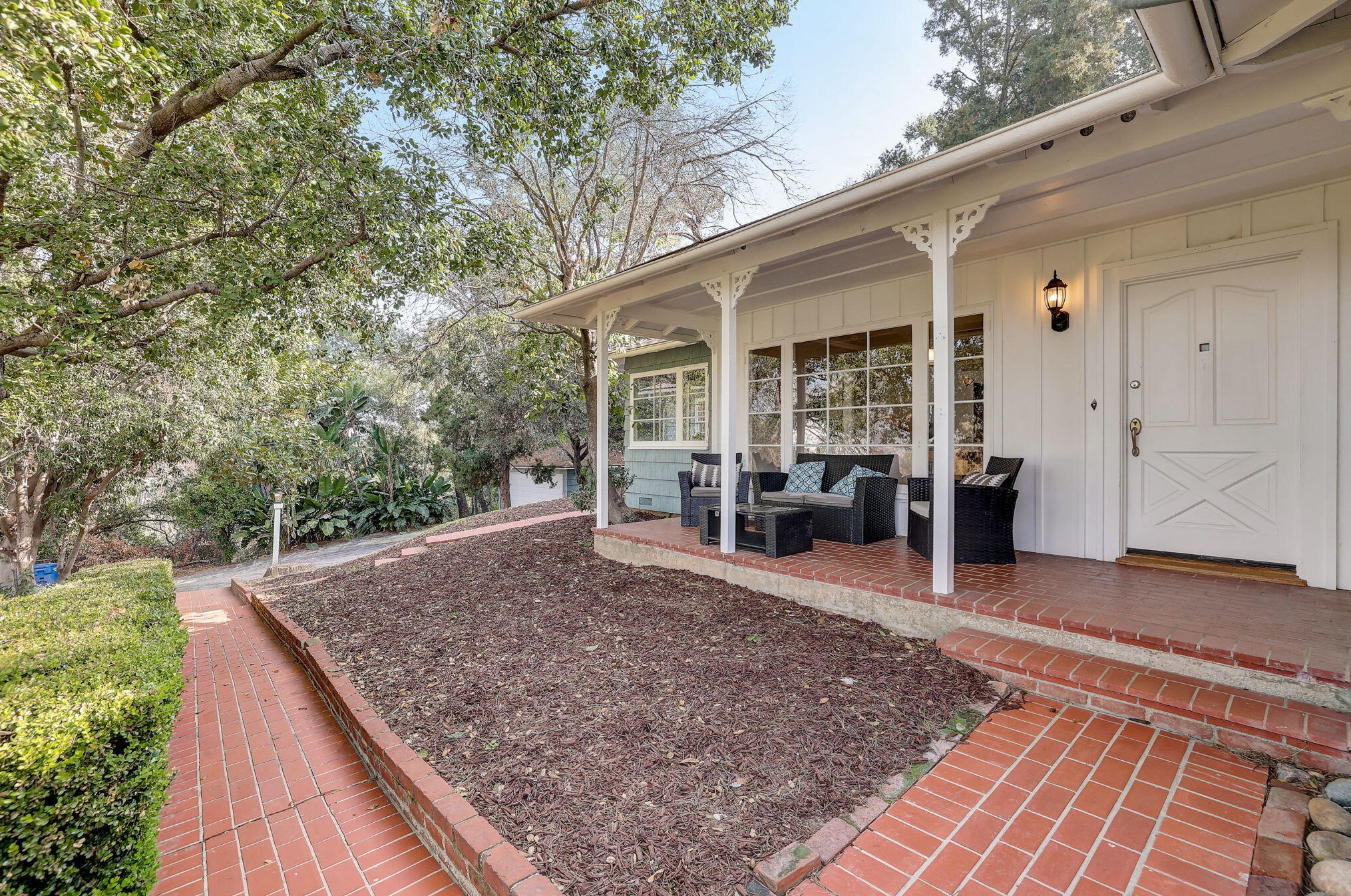 810 Monarch Dr, La Canada CA  91011-4104 exterior