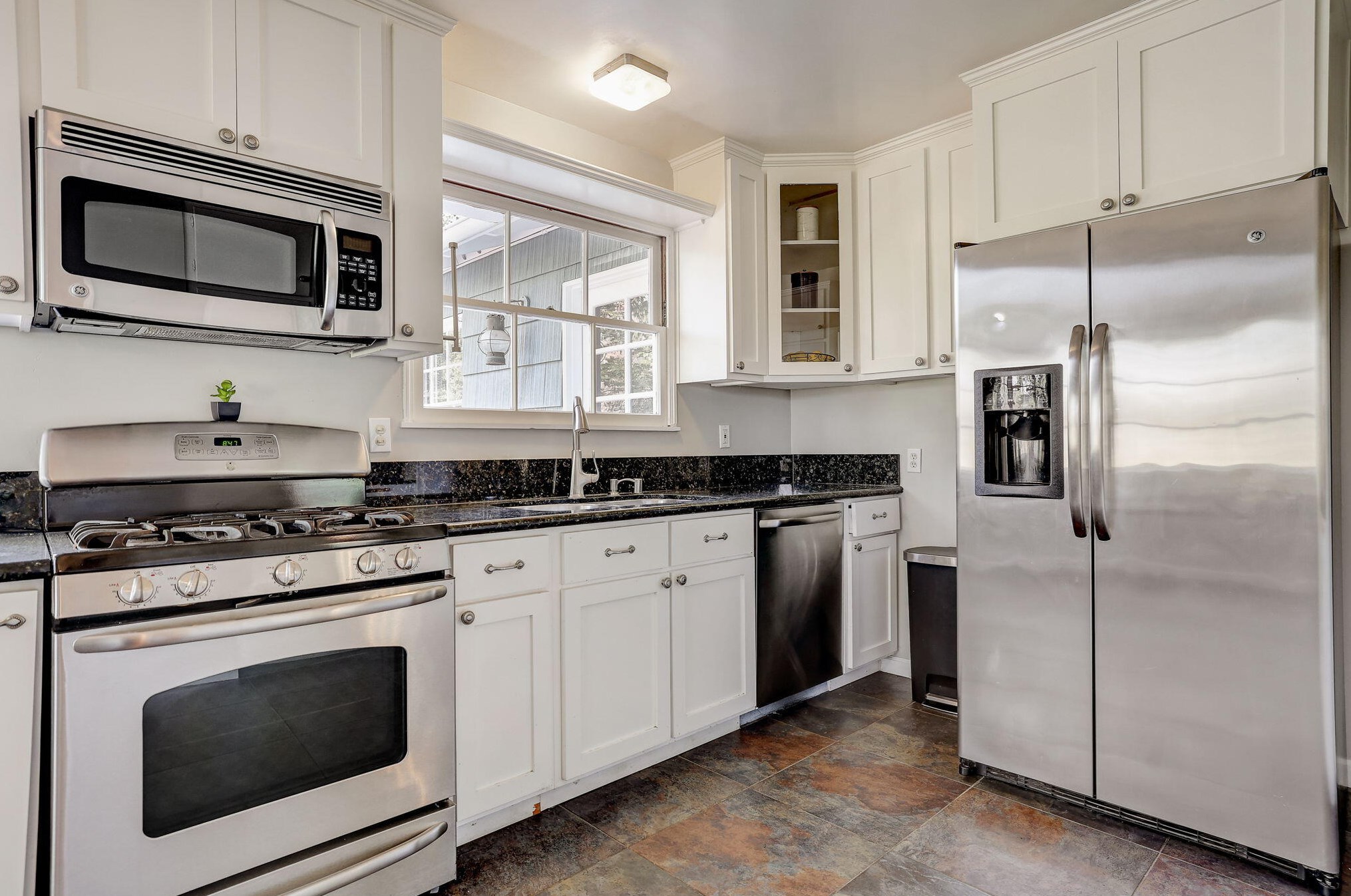 810 Monarch Dr, La Canada CA  91011-4104 exterior