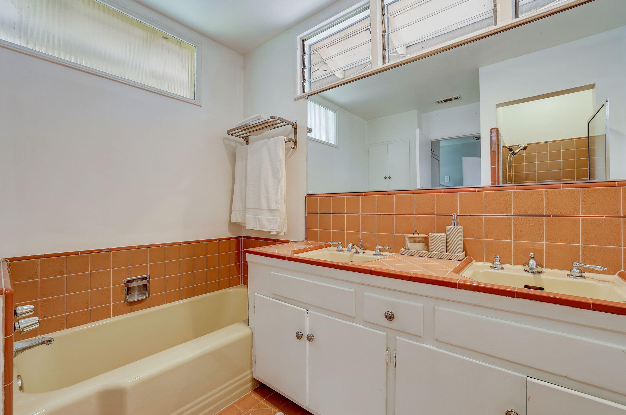 810 Monarch Dr, La Canada CA  91011-4104 exterior