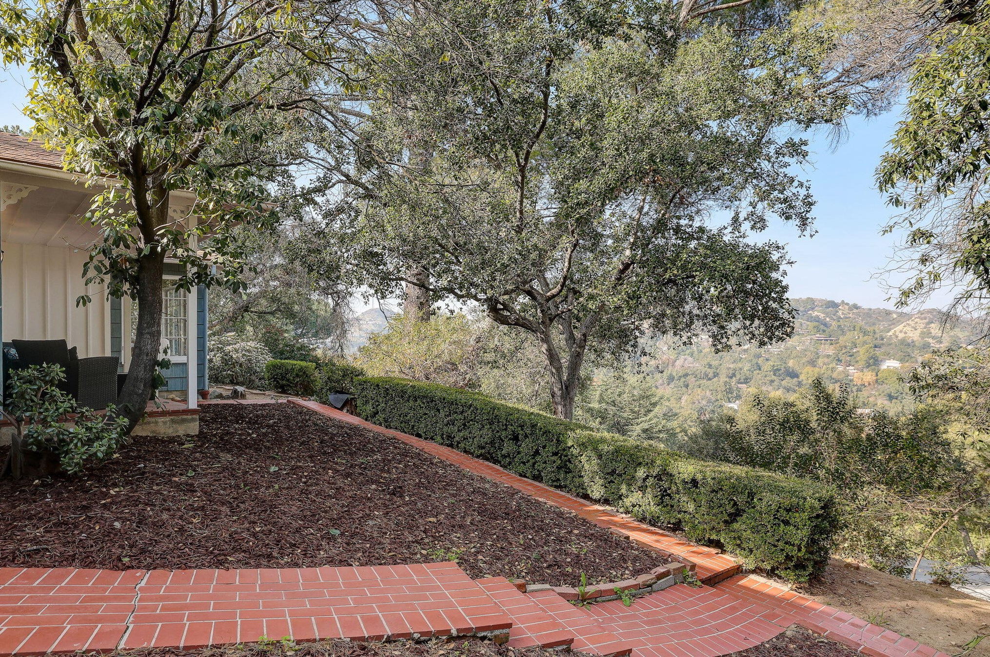 810 Monarch Dr, La Canada CA  91011-4104 exterior