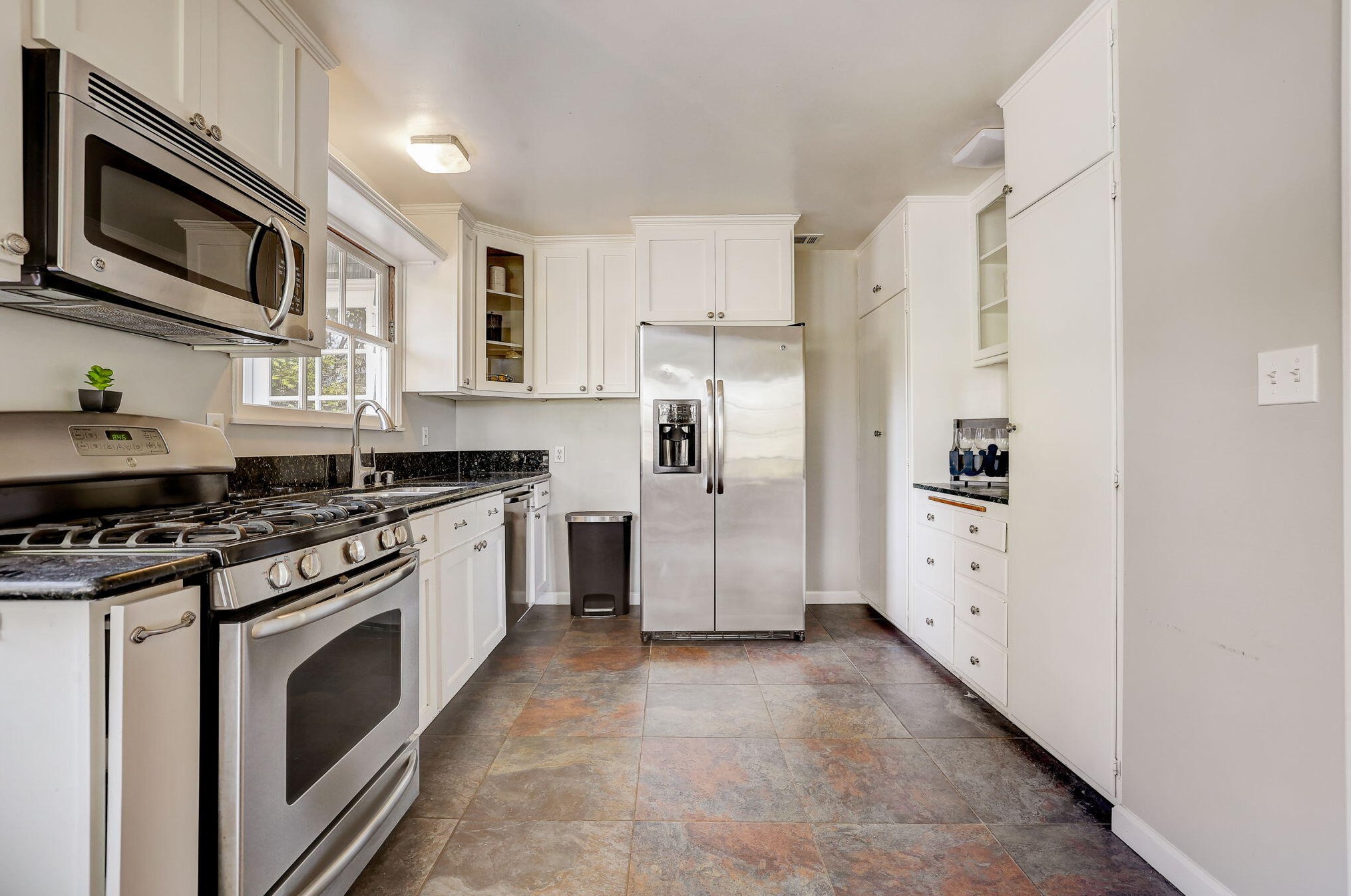 810 Monarch Dr, La Canada CA  91011-4104 exterior