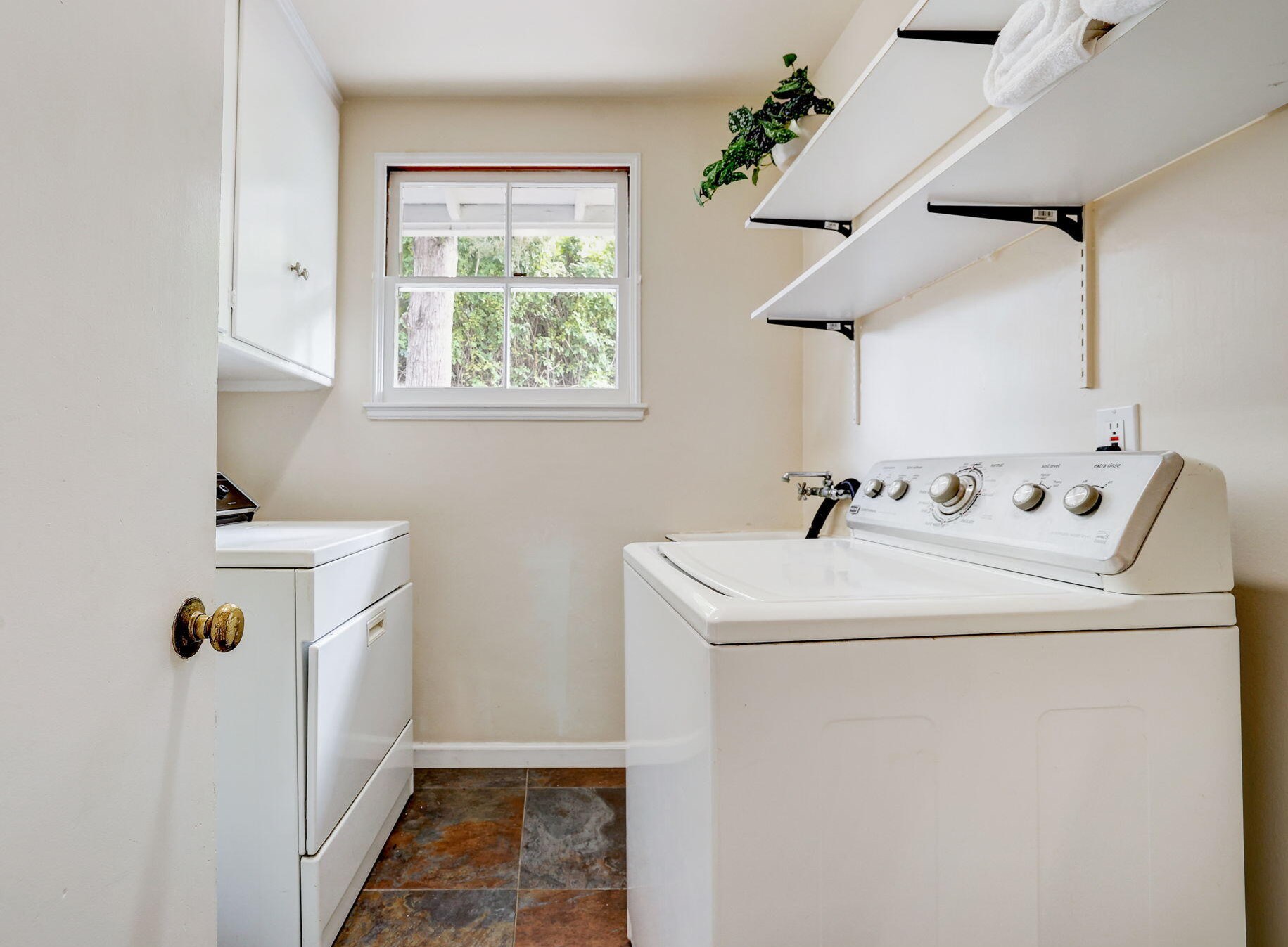 810 Monarch Dr, La Canada CA  91011-4104 exterior