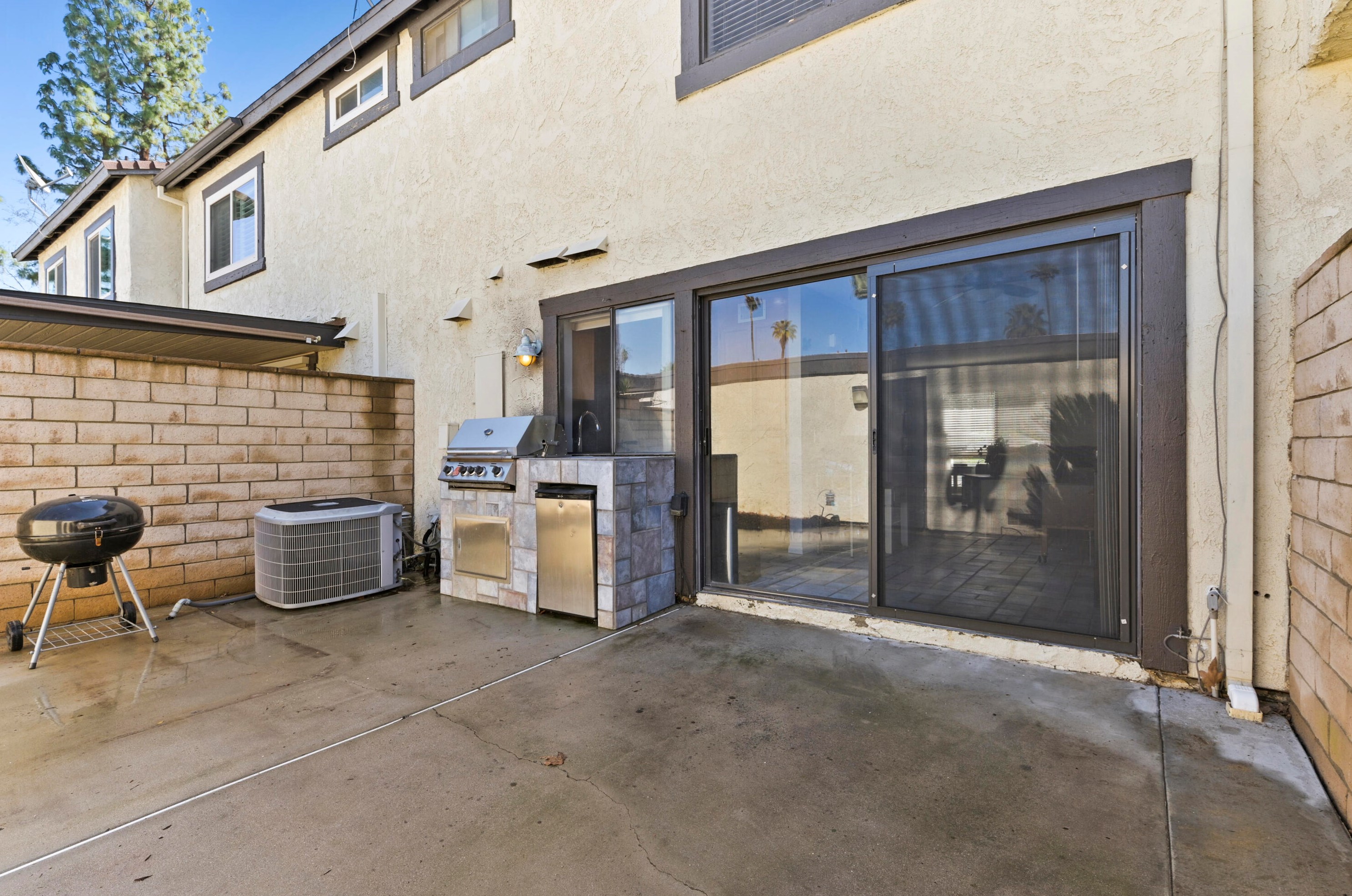 2856 Tropicana Dr, Riverside CA  92504-4282 exterior