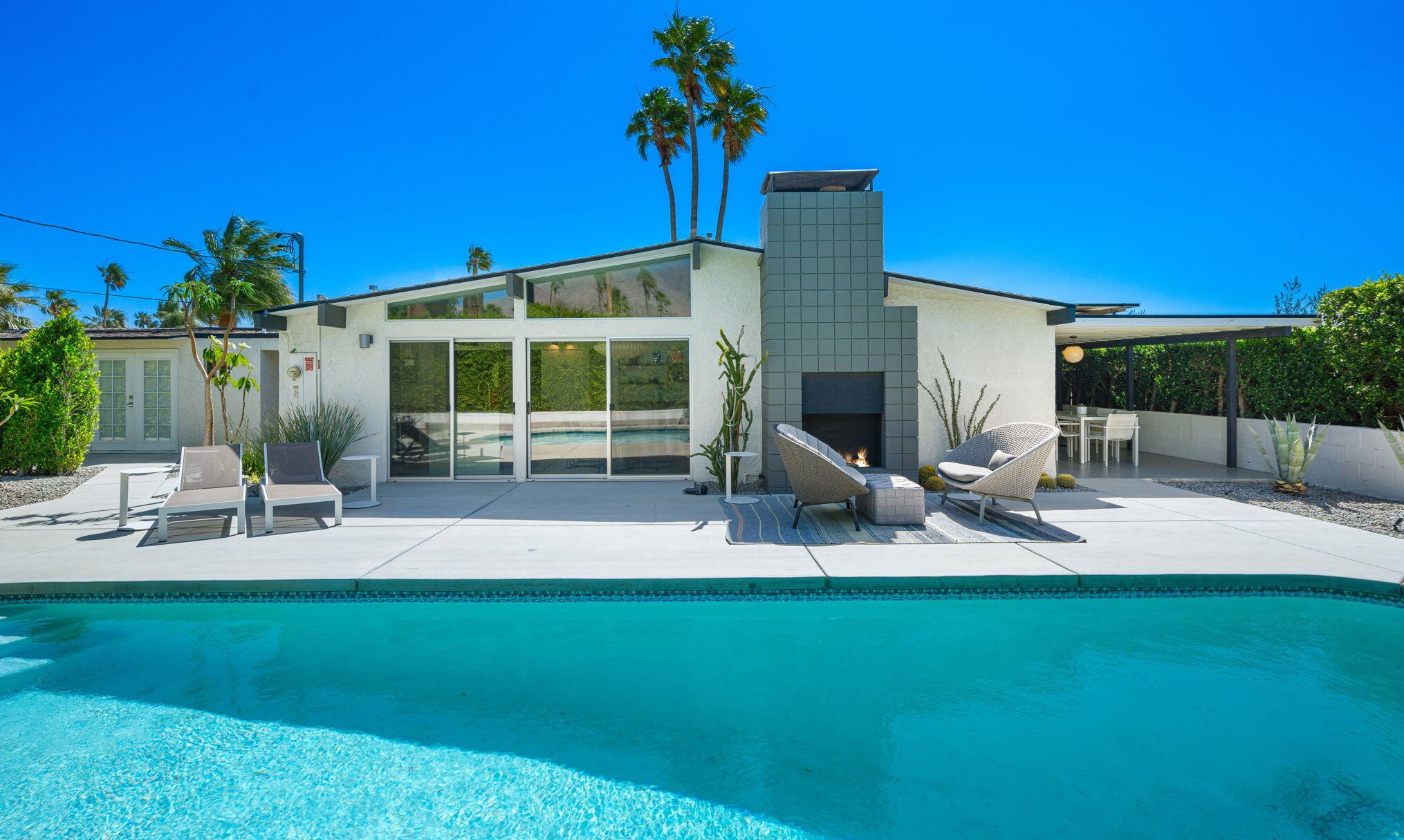 2311 Avenida Caballeros, Palm Springs CA  92262-3307 exterior